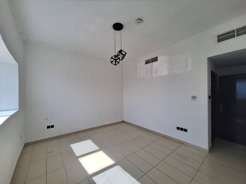 5 72bbb900-c198-45be-b441-c96a3e63fbd6. jpg