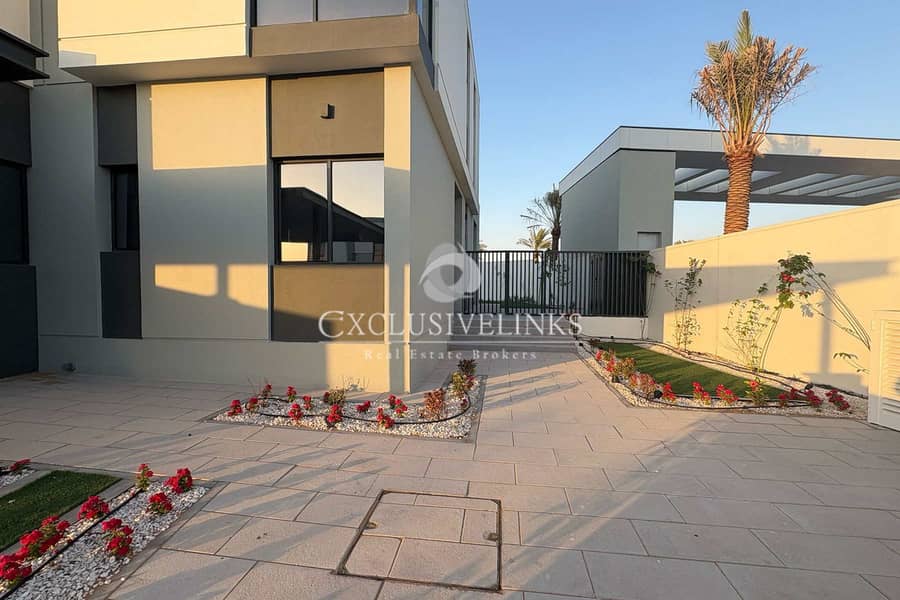 Single Row | 4BR TH Type B | Large Garden Single Row | 4BR TH Type B | Large Garden