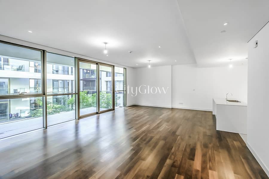 Bright Unit| Wide Balcony| Community and Pool View Bright Unit| Wide Balcony| Community and Pool View