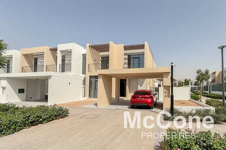 4 Bedroom Villa for Rent in Dubai South, Dubai - On the Pool | Ready to Move | Best Location