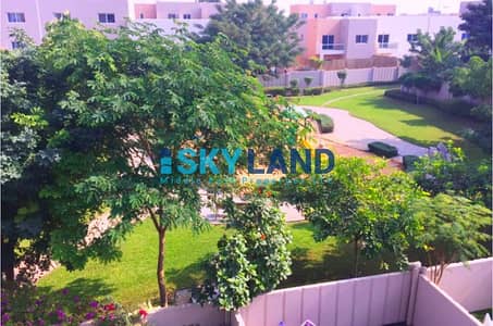 Single Row Facing the Park in Contemporary Single Row Facing the Park in Contemporary