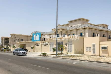 4 Bedroom Villa for Sale in Khalifa City, Abu Dhabi - Bulk 3 Villas in one Plot | Pool | Massive Plot