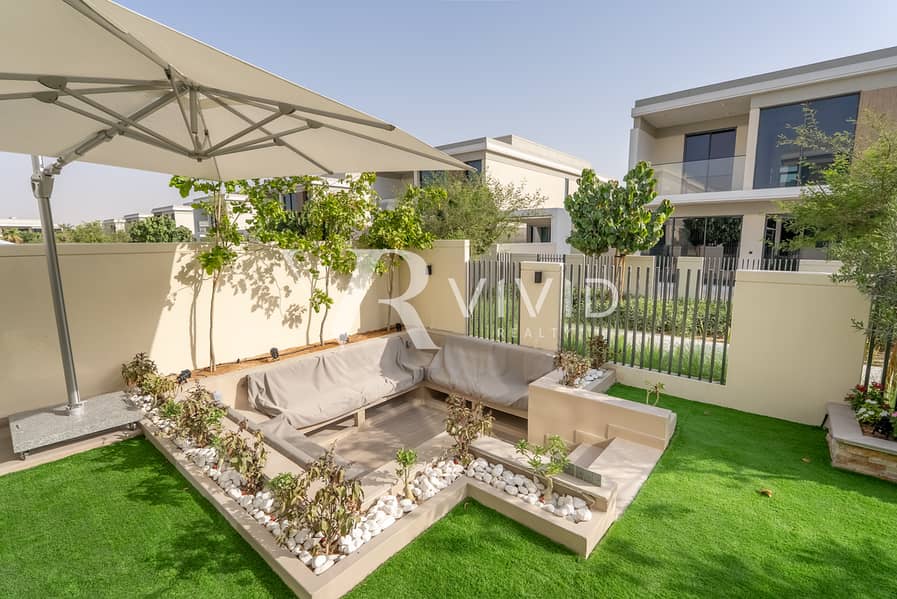 Sunken Outdoor Seating | Landscaped | Upgraded Sunken Outdoor Seating | Landscaped | Upgraded