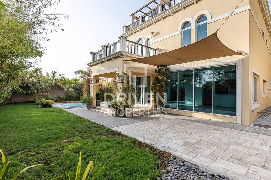 Lush Mature Garden | Single Row | Pool Outlook Lush Mature Garden | Single Row | Pool Outlook