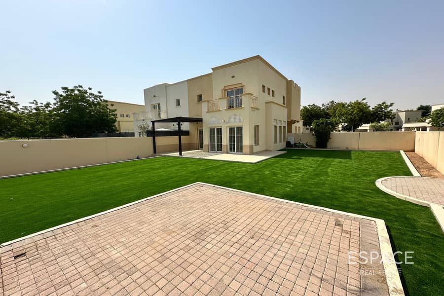 Corner Plo | Immaculate Condition| Vacant