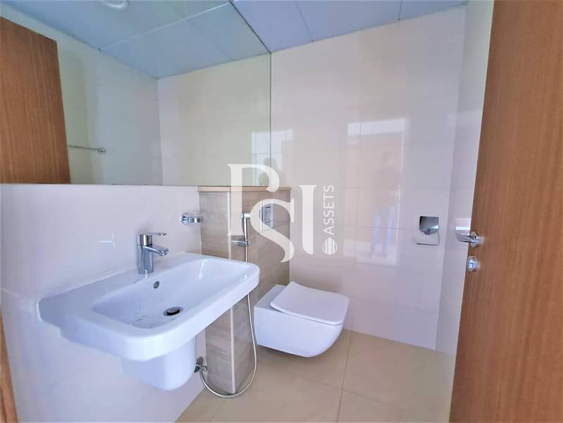 9 BATHROOM. jpg