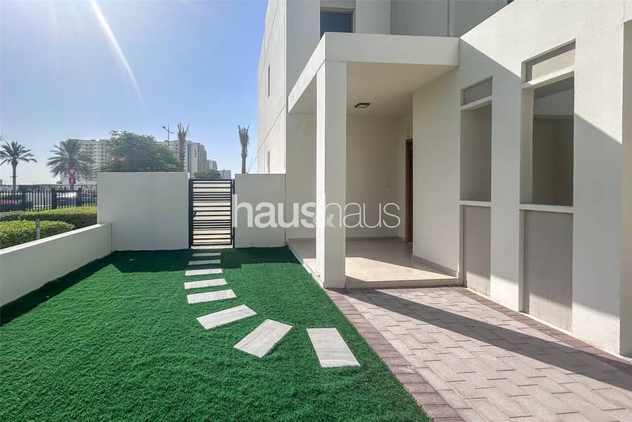 Huge End Unit | Well Maintained| Landscaped Garden Huge End Unit | Well Maintained| Landscaped Garden