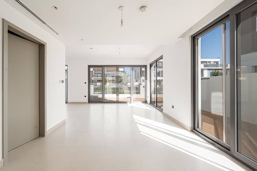 Green Belt | Exclusive Listing | Closed Kitchen Green Belt | Exclusive Listing | Closed Kitchen