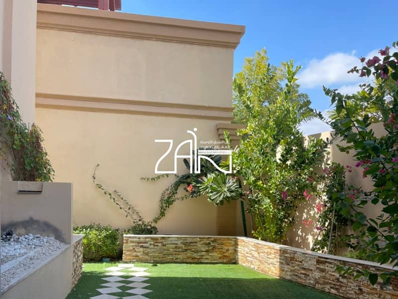 Spacious Mid 5BR Villa Single Row Owner Occupied Spacious Mid 5BR Villa Single Row Owner Occupied