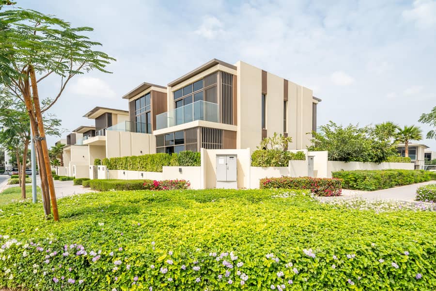 Renovated | Corner Plot | Stunning Garden Renovated | Corner Plot | Stunning Garden