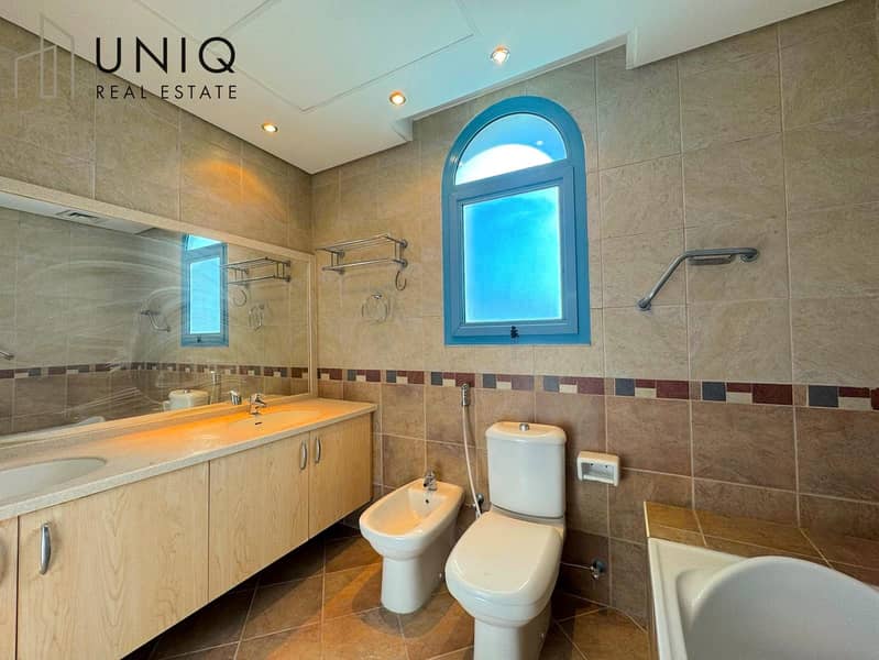 29 Bathroom 3. jpeg