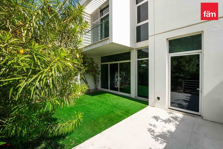 Single Row 3 Beds + Maids Middle Unit For Rent Single Row 3 Beds + Maids Middle Unit For Rent