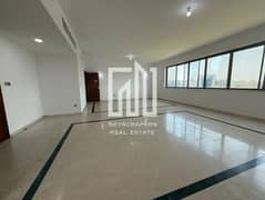 شقة في منطقة الكورنيش 4 غرف 125000 درهم - 11837896