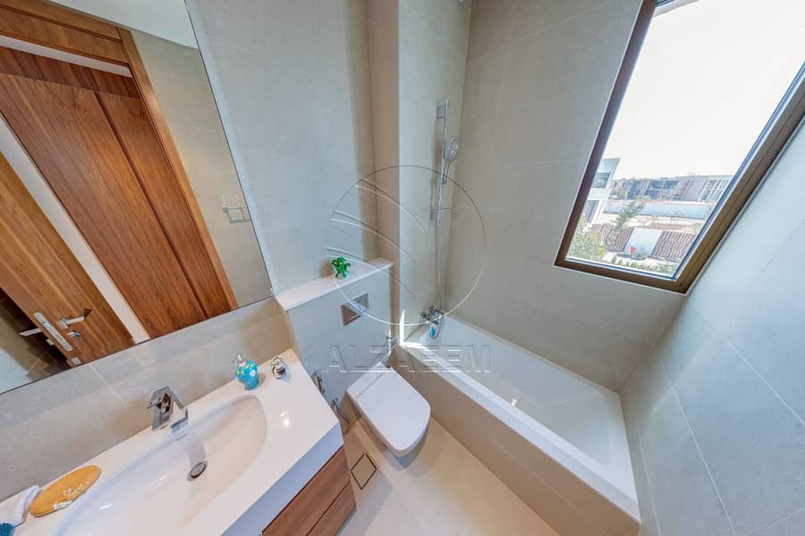 17 BATHROOM. jpg