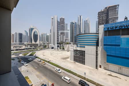2 Bedroom Apartment for Sale in Business Bay, Dubai - Vacant and Upgraded | Maid Rooms | Balcony