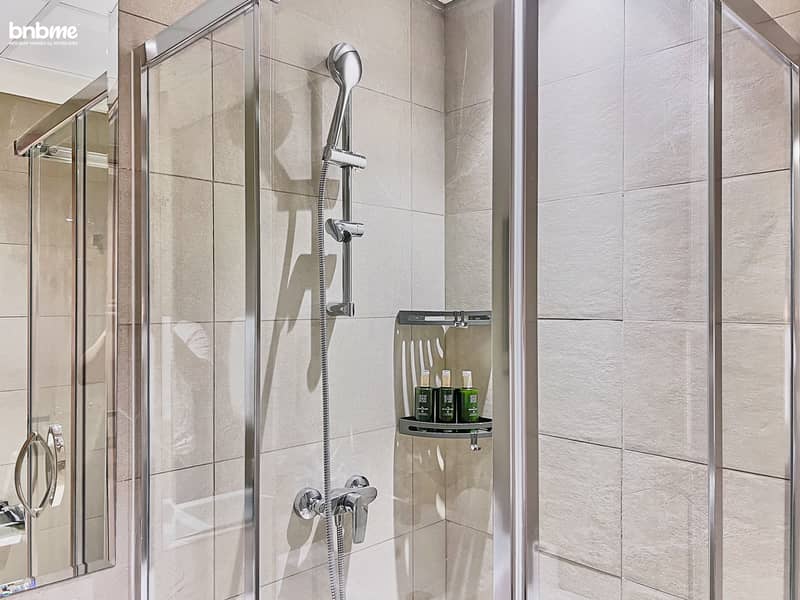 28 Masterbedroom washroom (1). jpg