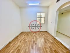 شقة في عشارج 1 غرفة 28000 درهم - 11852400