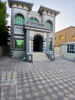 فيلا بجوار المسجد ( 4 غرف ماستر +2 صاله +مجلس خارجي +غرفه خادمه +حوش كبير +مظله باركينج ) في الروضه 2 عجمان
