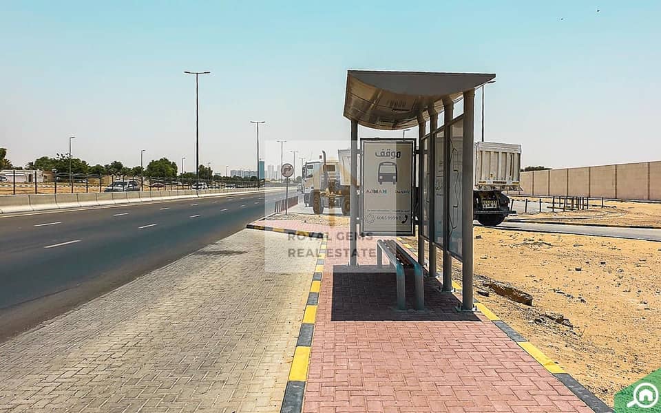 15 bus_stop_Ar123_e075e8cd1e_0b43456d7d. jpg
