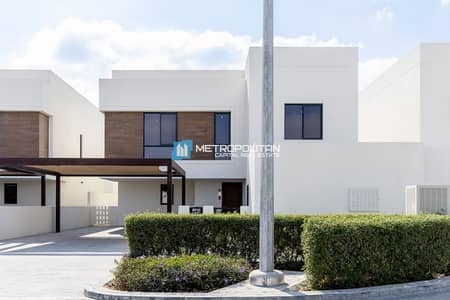 5 Bedroom Villa for Sale in Yas Island, Abu Dhabi - 5BR+Maids Villa | Next to Corner | Prime Location