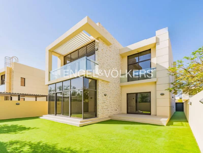 Expansive | Landscaped | Vacant | Family Home Expansive | Landscaped | Vacant | Family Home