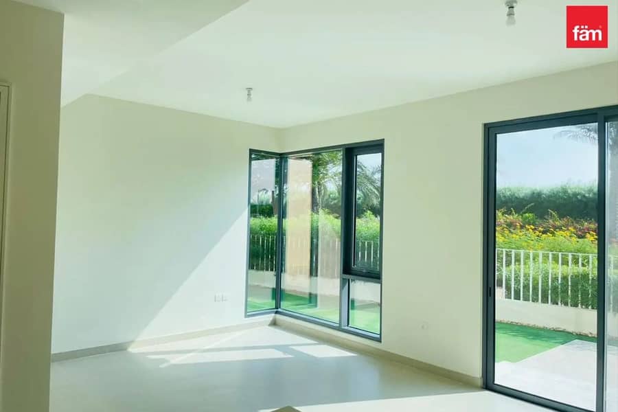 Corner | Upgraded 4 Beds+Maid | Single Row