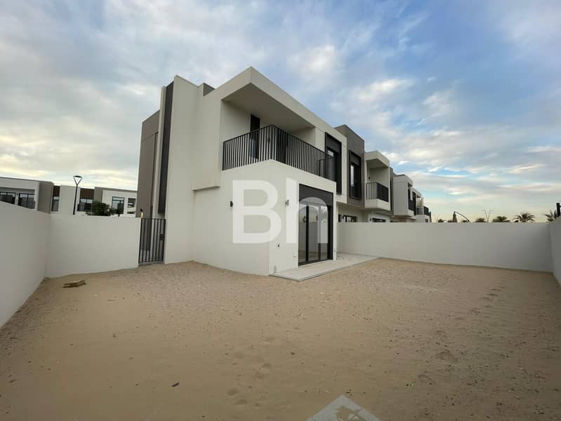 Brand New | Single Row | Modern | Corner Plot
