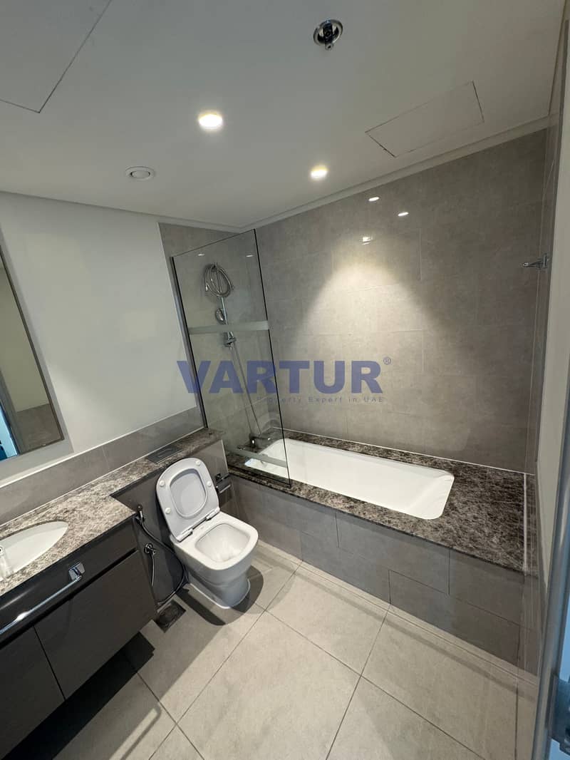 10 Bathroom. jpg