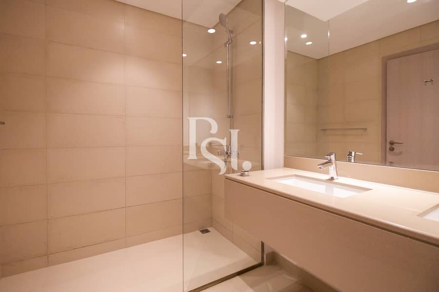 10 water-edge-yas-island-abu-dhabi-master-bathroom (2). JPG