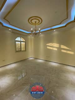 مدخل خاص، ٣ غرف نوم، صالة، فناء خاص واسع، تصميم عصري، ٦٠٠٠ درهم شهريًا، الشامخة