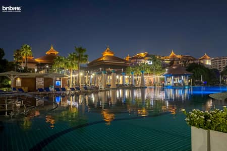 2 Bedroom Flat for Rent in Palm Jumeirah, Dubai - Swimming Pool Near Beach Night Photos (2). jpg