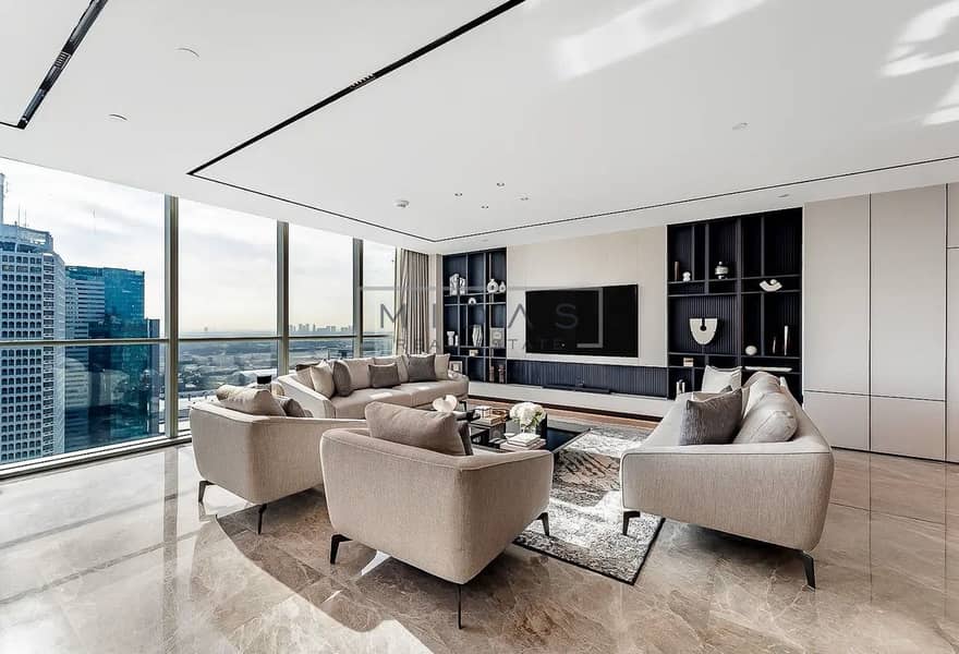 2 LIVING ROOM . jpg