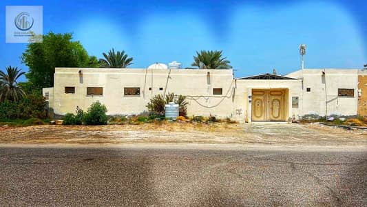 7 Bedroom Villa for Sale in Al Dar Al Baida, Umm Al Quwain - Arabic House for sale umm alquwain