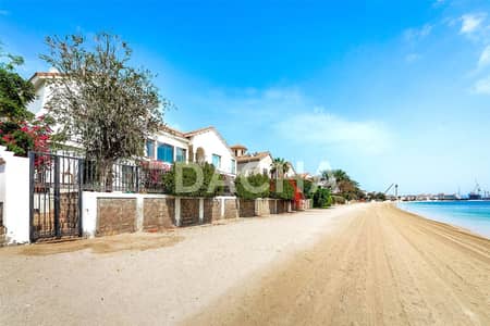 6 Bedroom Villa for Rent in Palm Jumeirah, Dubai - Extended | Direct Beach Access | Available Now