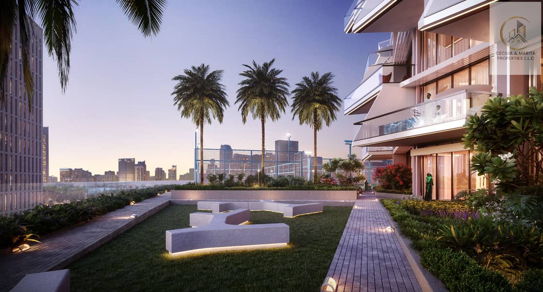 5 Exterior Royale 5. jpg