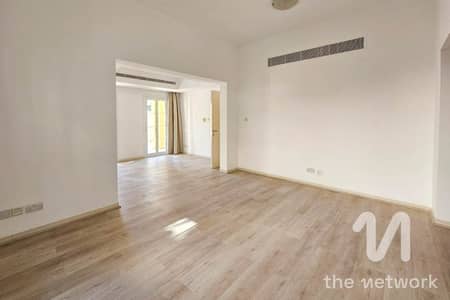 3 Bedroom Villa for Rent in The Lakes, Dubai - Upgraded Villa | Well Maintained | Ready to Move