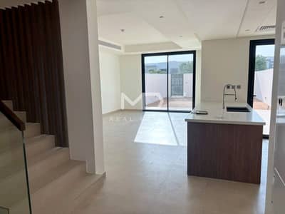 2 Bedroom Townhouse for Sale in Yas Island, Abu Dhabi - Vacant | Single Row Townhouse | Prime Location