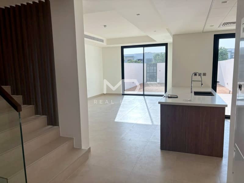 Vacant | Single Row Townhouse | Prime Location Vacant | Single Row Townhouse | Prime Location
