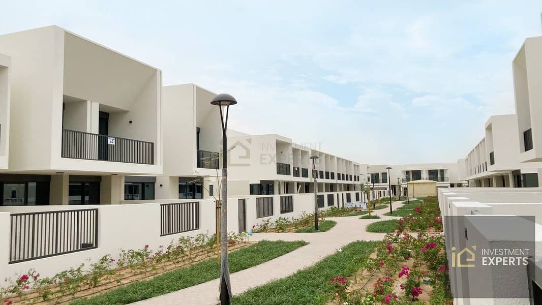 Spacious 3BR Townhouse in Town Square Neshama – 2,321 Sq. Ft. | Premium Finishes | Family-Friendly Community"*