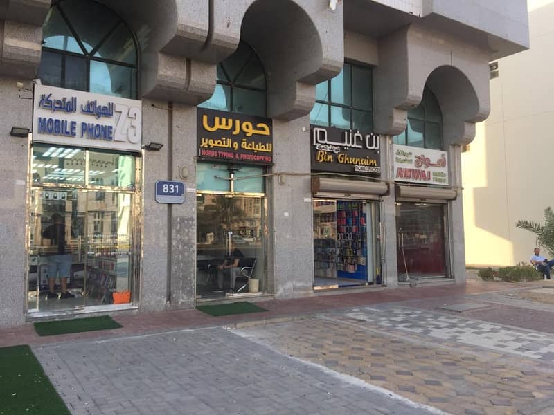 محل تجاري بمنطقة تجارية نشطة بوسط مدينة أبوظبي