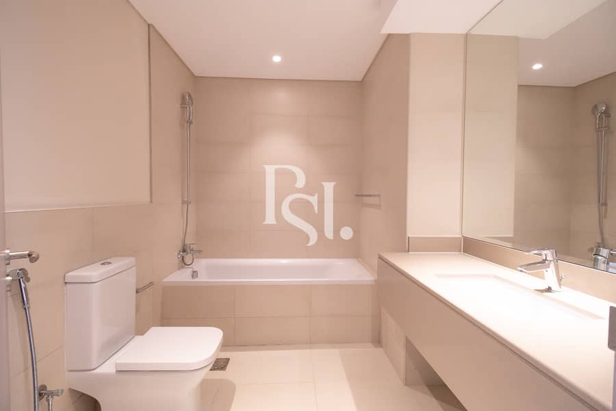 12 water-edge-yas-island-abu-dhabi-master-bathroom (1). JPG