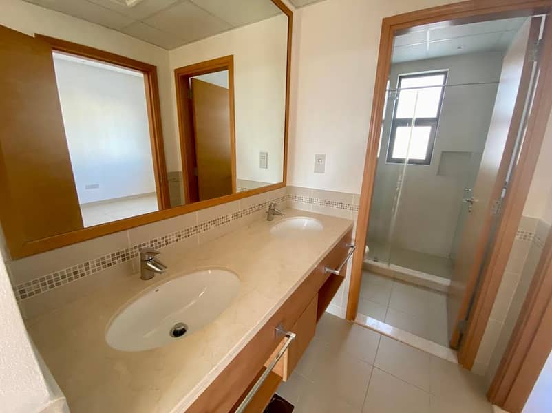 10 BATHROOM 2. jpg