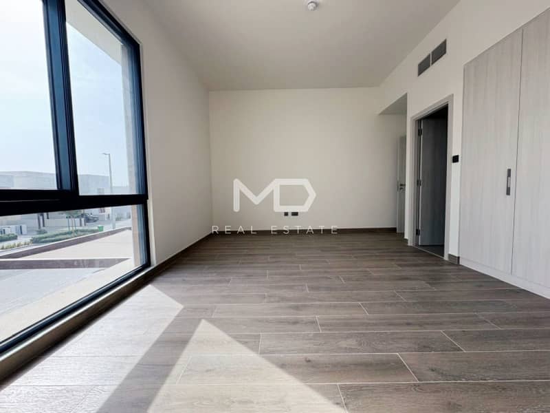 Vacant | Single Row Mid Unit | Prime Area