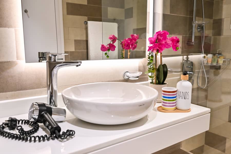 8 Bathroom 1. jpg