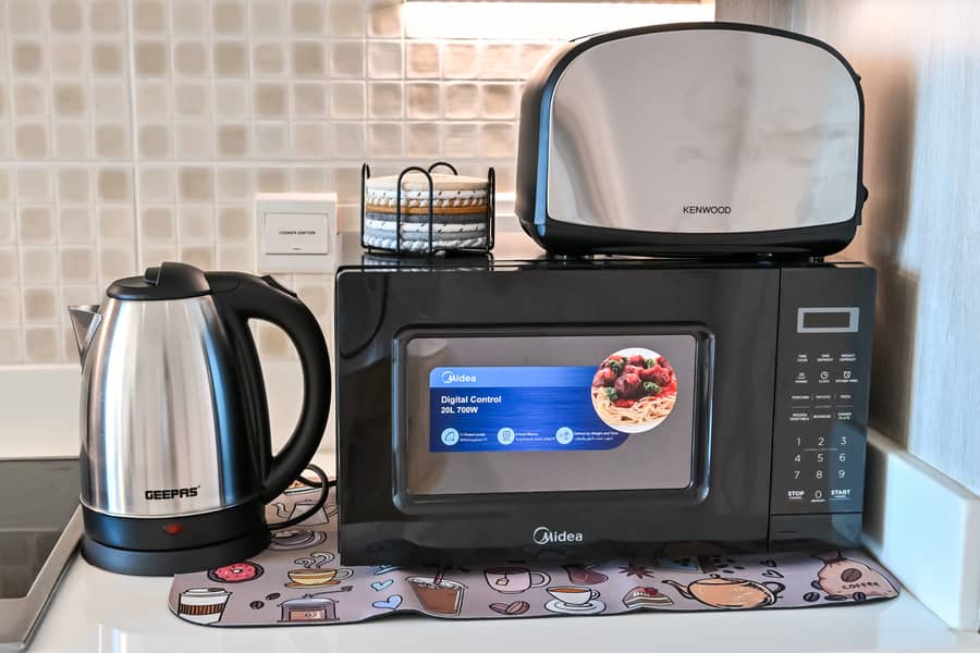 12 Kitchen 3. jpg