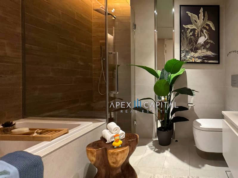 18 Master bathroom. jpg