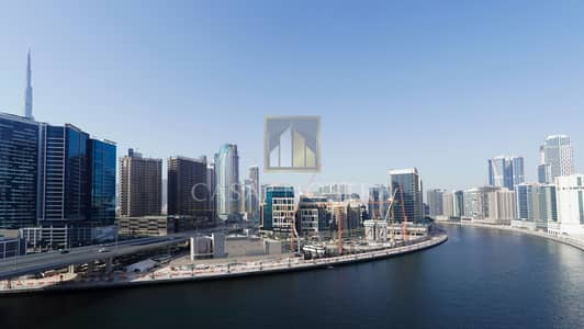 2 Cпальни Апартамент Продажа в Бизнес Бей, Дубай - 002A Burj Khalifa & Canal View from Balcony. JPG