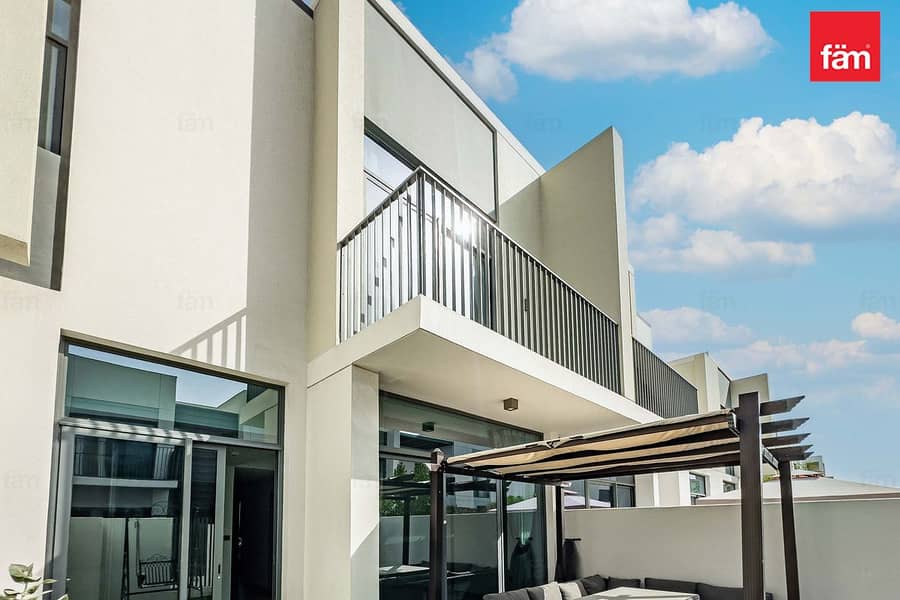 Single Row/Walk to Pool & Amenities