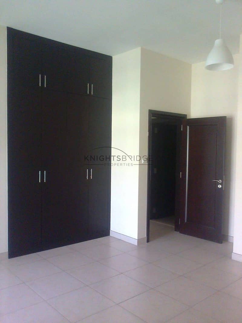 3 Bedrooms Corner Unit With Pool View 3 Bedrooms Corner Unit With Pool View