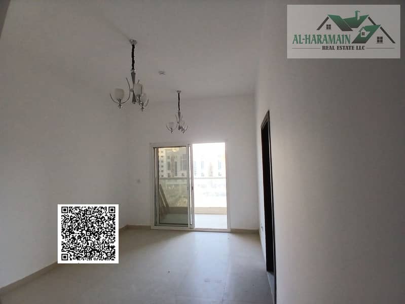 8 ee410938-80dd-4ae3-ab76-3ddd15a25e81. jpg